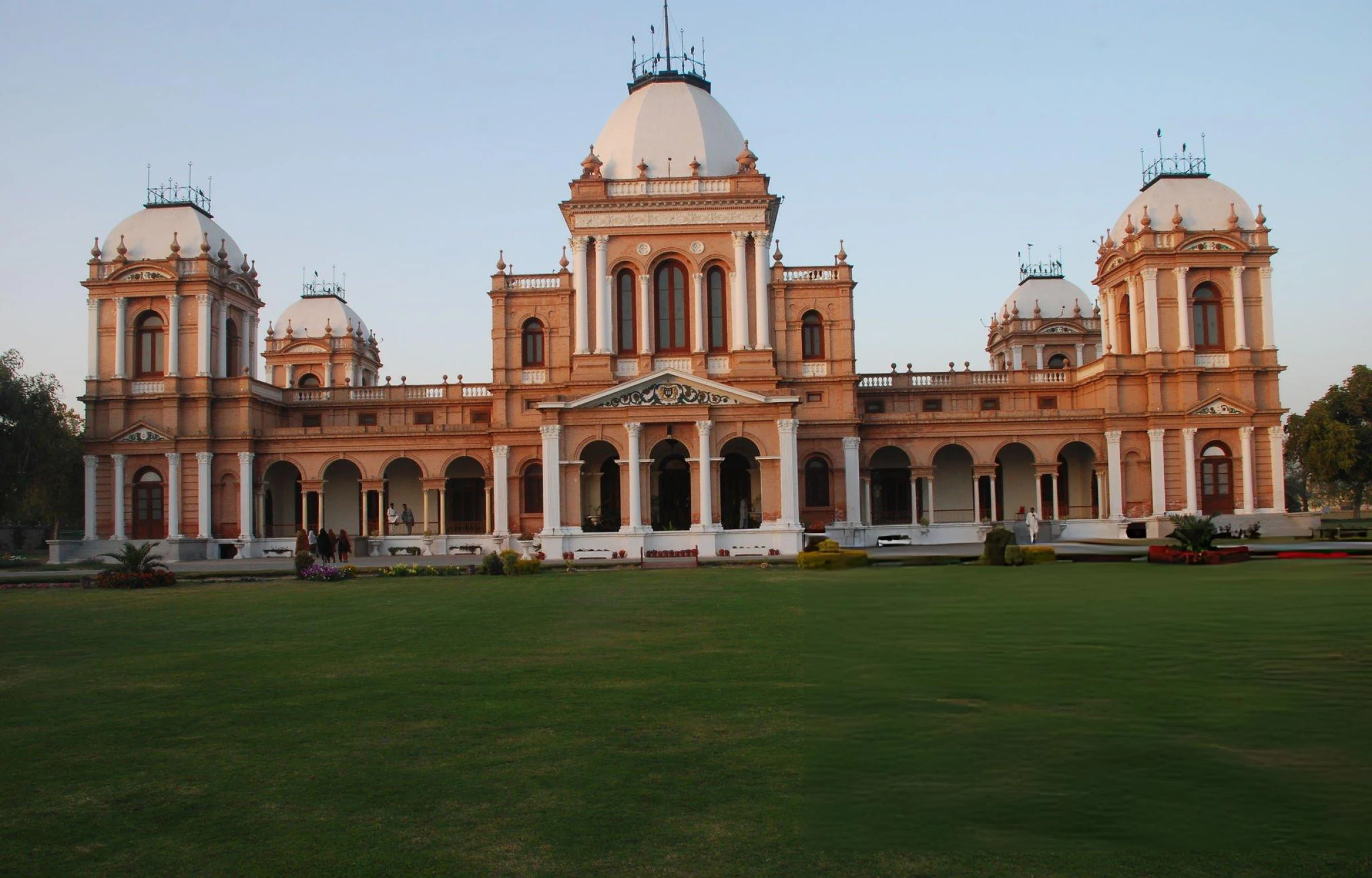 Bahawalpur Royal Palaces Guide