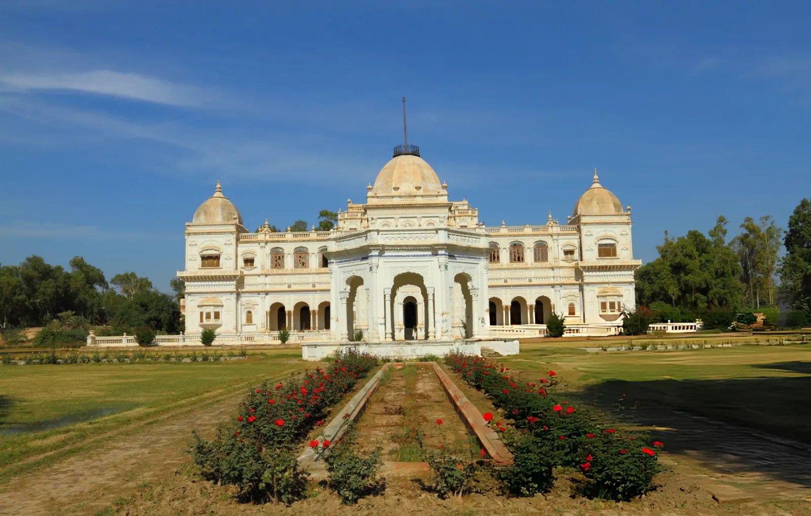 Sadiq Garh Palace in Dera Nawab Sahib — white symmetrical façade with central dome and four cupolas behind rampart walls