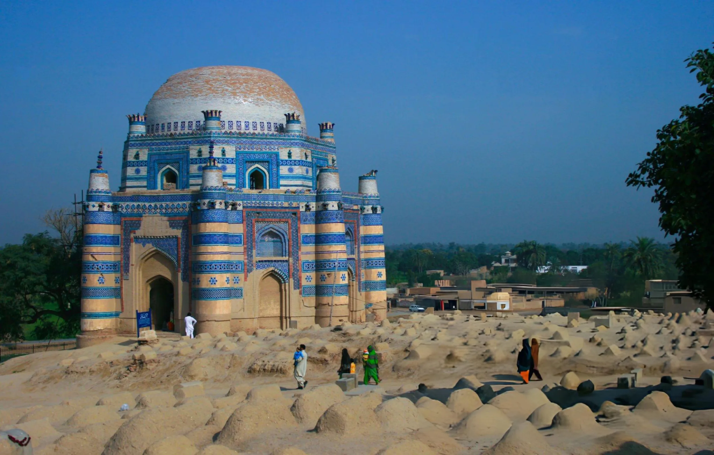 Tomb of Bibi Jawindi image 2