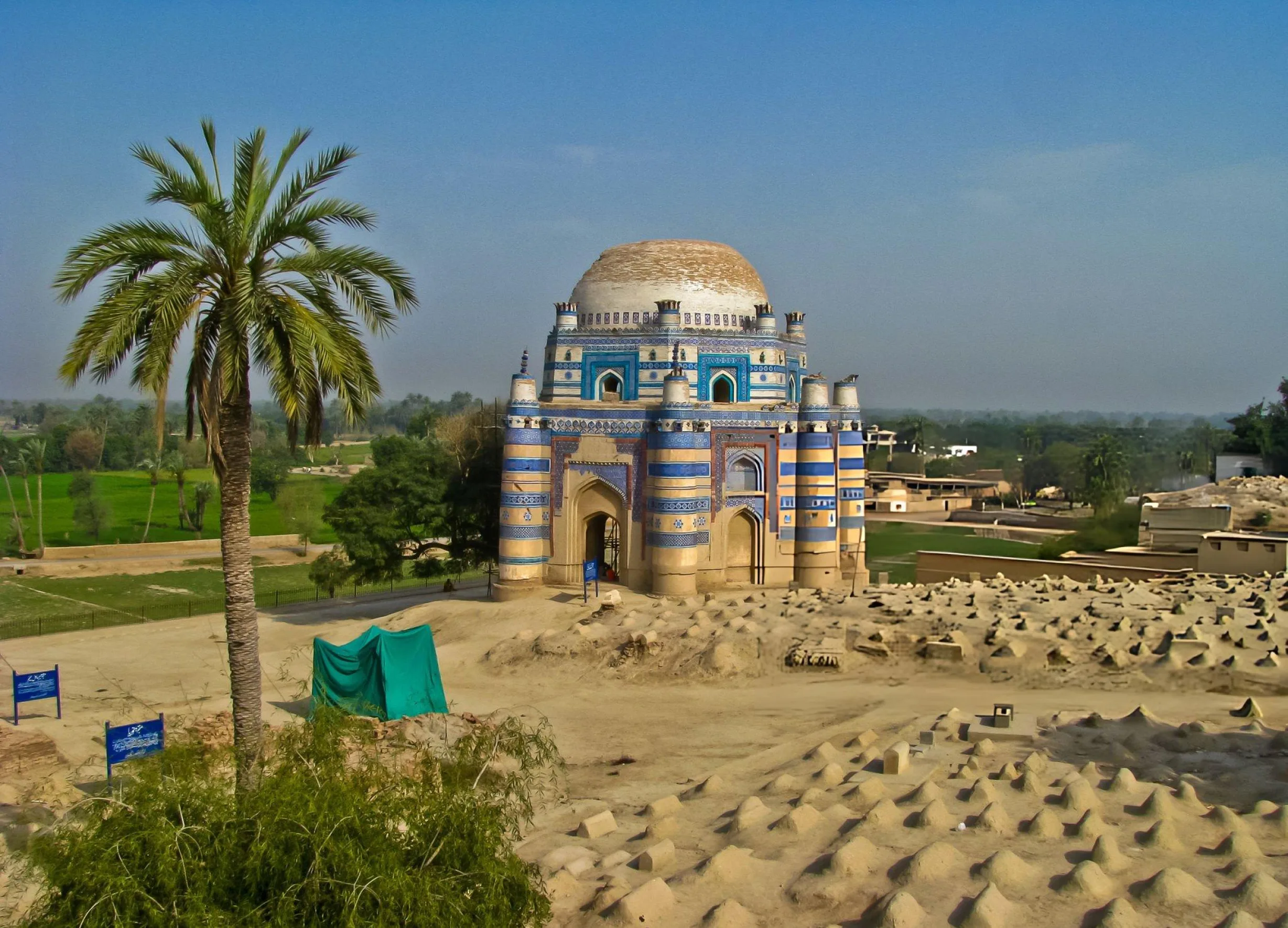 Tomb of Bibi Jawindi image 3